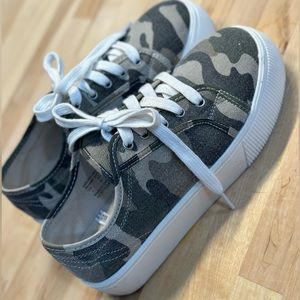 Camo platform sneakers! Size 7